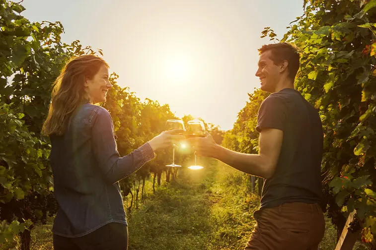 Ein Paar genießt eine gemeinsame Aktivität im Freien, inspiriert von kreativen Date-Ideen für Erwachsene